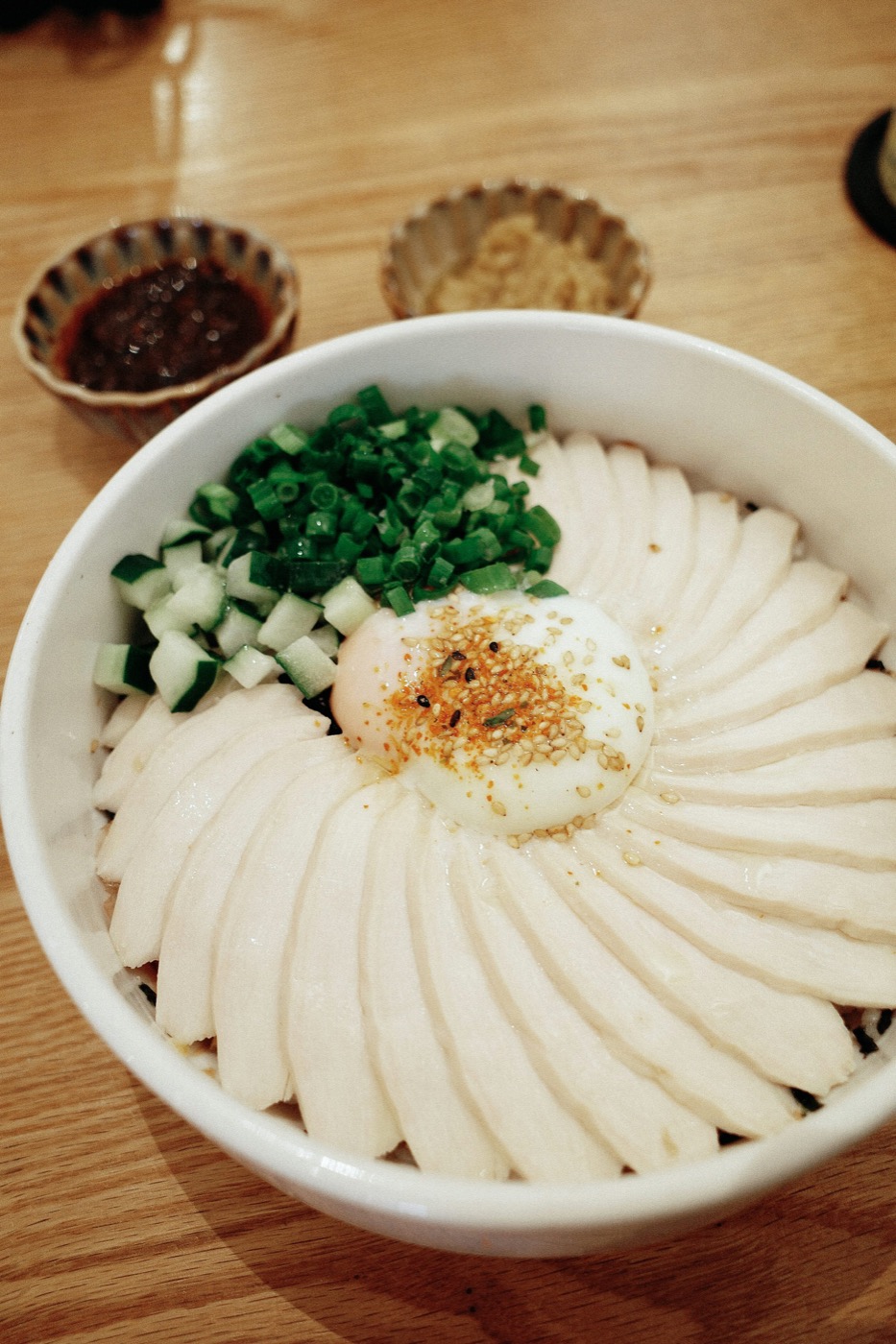 一份搭配鸡肉、温泉蛋与蔬菜的米饭，享受校园里的每一餐